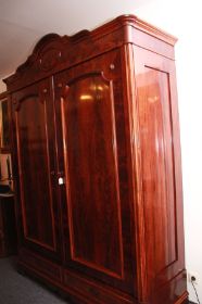 Mahagoni-Wäscheschrank.jpg